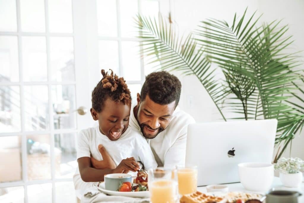 Parents et enfant adulte réunis pour illustrer une donation familiale