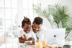 Parents et enfant adulte réunis pour illustrer une donation familiale