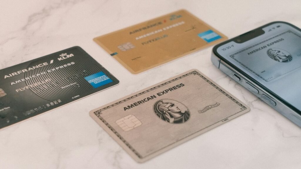 Cartes bancaires et smartphone illustrant les primes de parrainage et le cashback