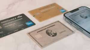Cartes bancaires et smartphone illustrant les primes de parrainage et le cashback