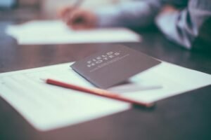 Documents et crayon illustrant le calcul du versement libératoire 2027